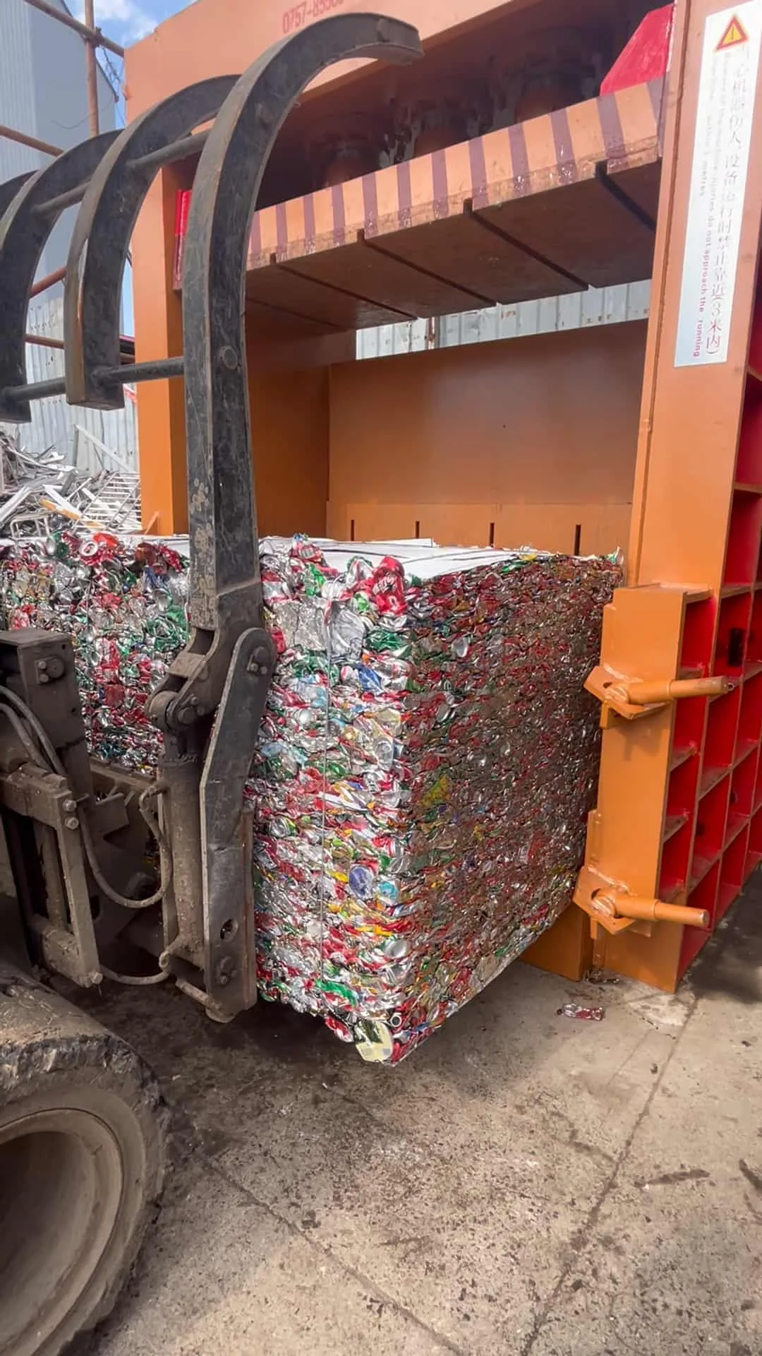 370T Vertical Metal Baler for Waste Aluminum Can Recycling image 8