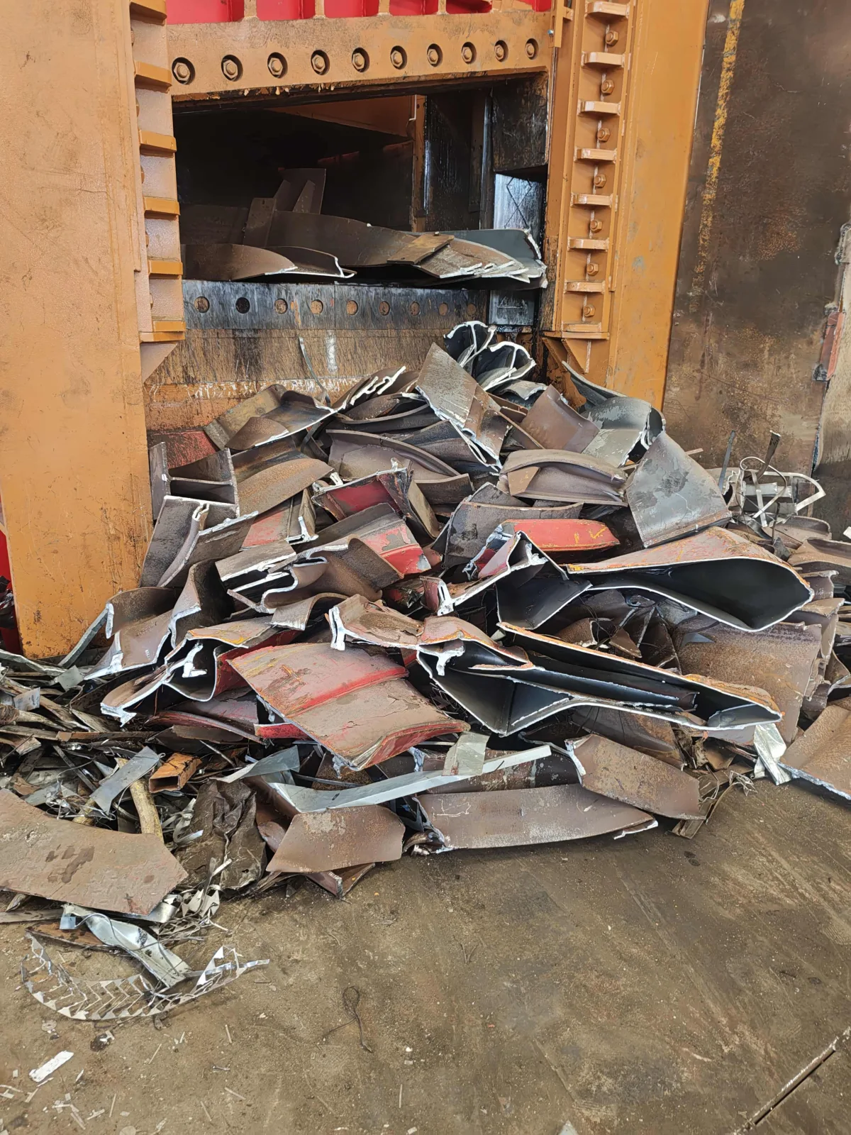 Scrap Steel Processing in Thailand with an 800T Hydraulic Gantry Shear image 3