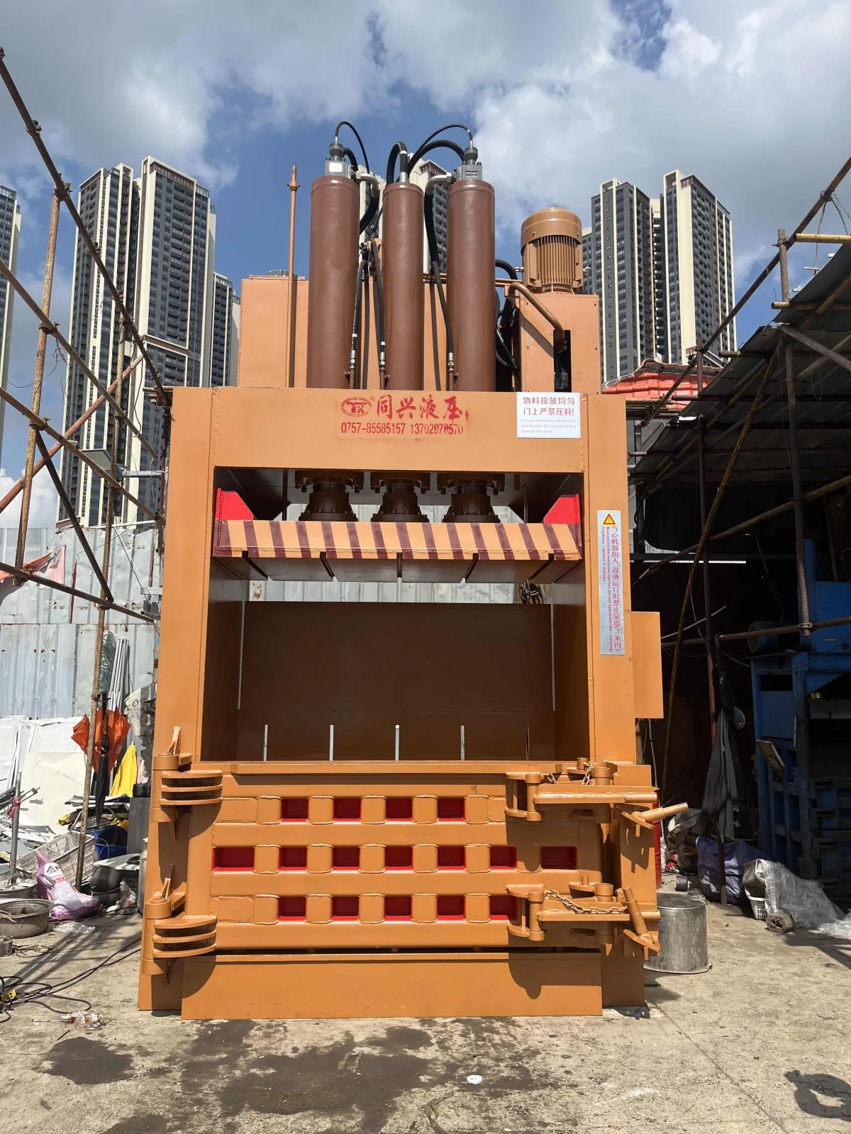370T Vertical Metal Baler for Waste Aluminum Can Recycling image 3