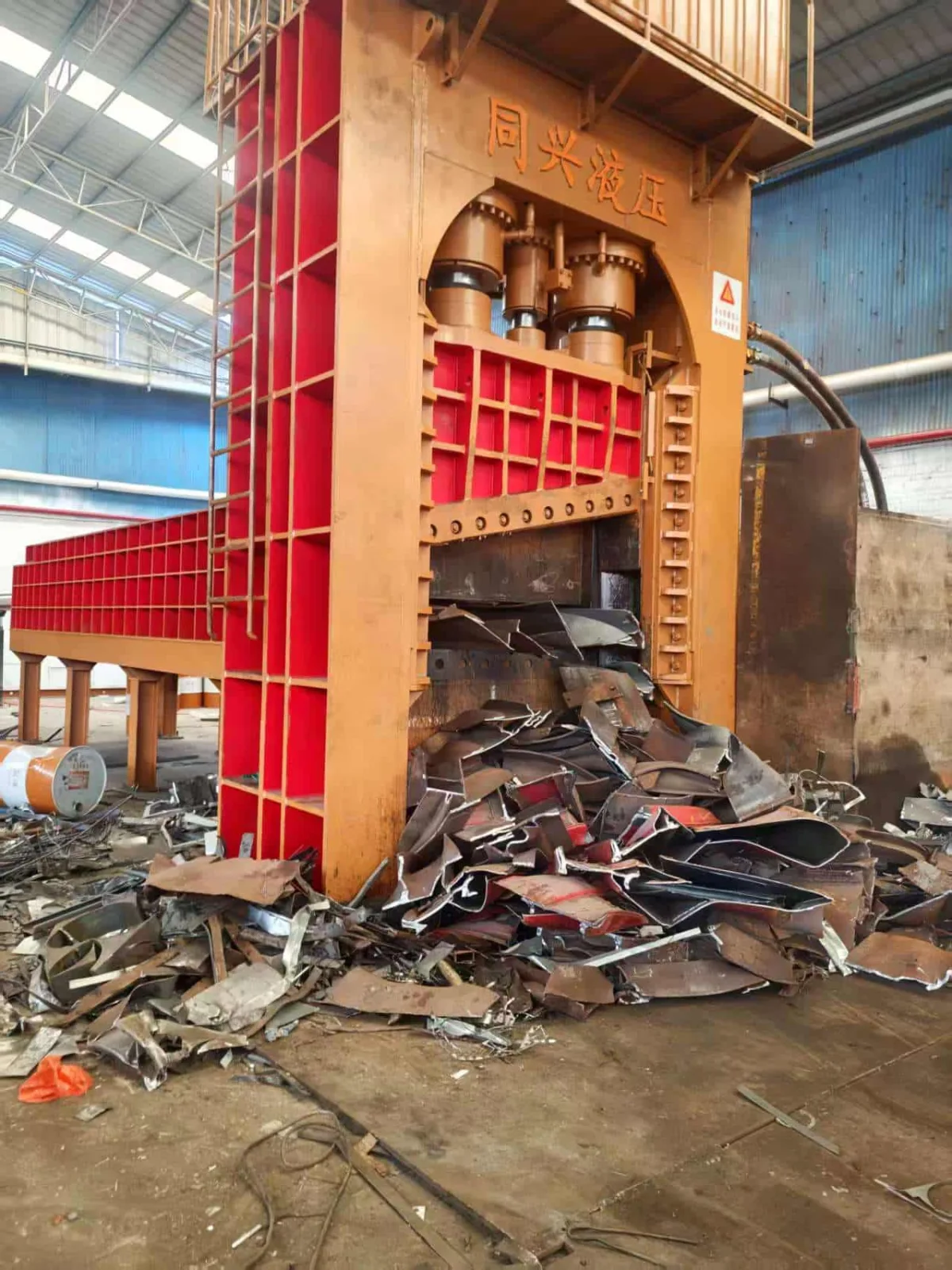 Scrap Steel Processing in Thailand with an 800T Hydraulic Gantry Shear image 2