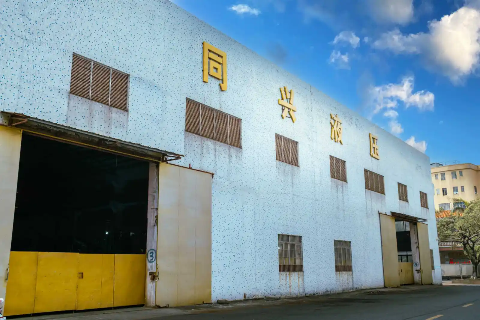 TONGXING hydraulic baler and shear workshop