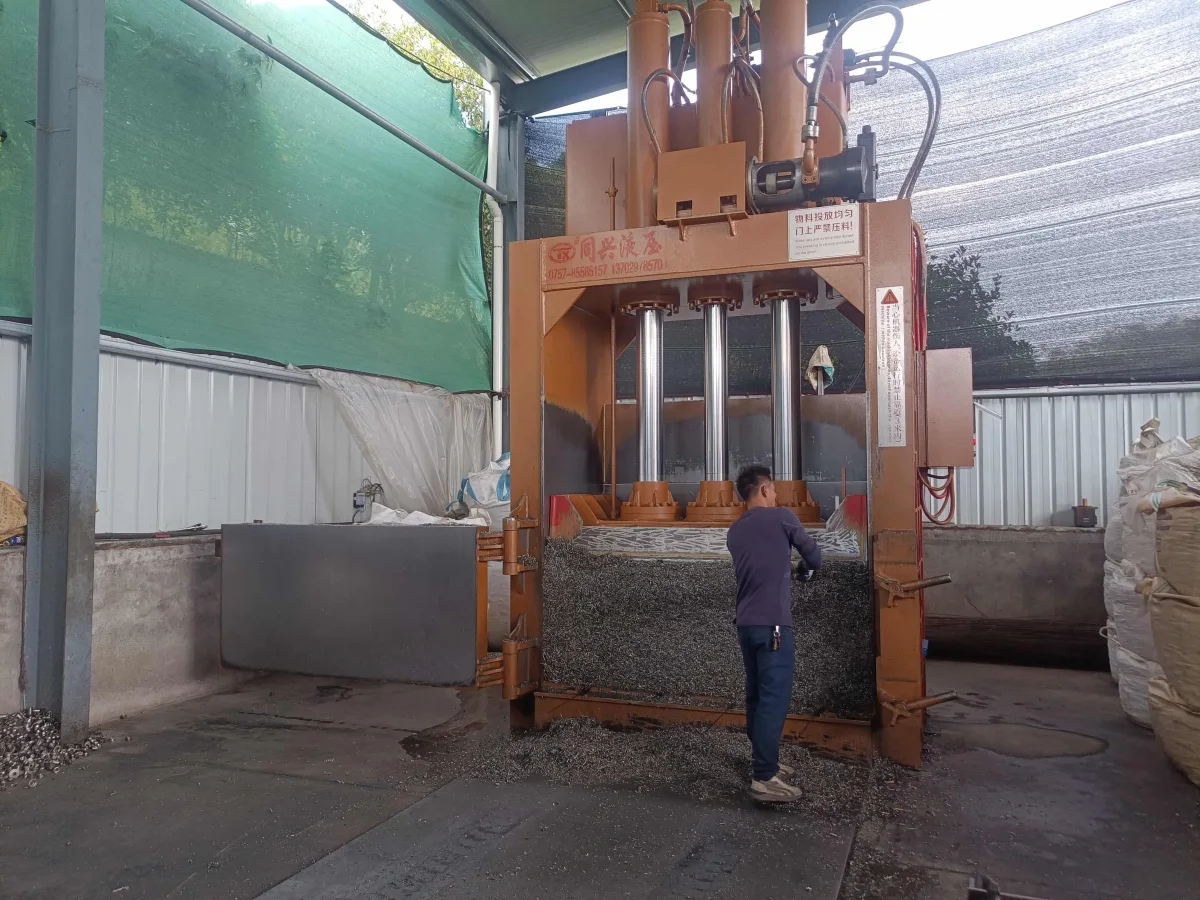 300T Vertical Metal Baler for Scrap Metal Wire & Turnings image 7